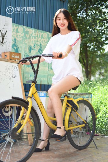 美女裸露双奶头被吸动态图