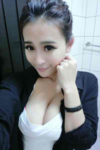 美女露着大白屁股打针