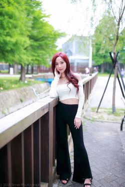 中心行的女人